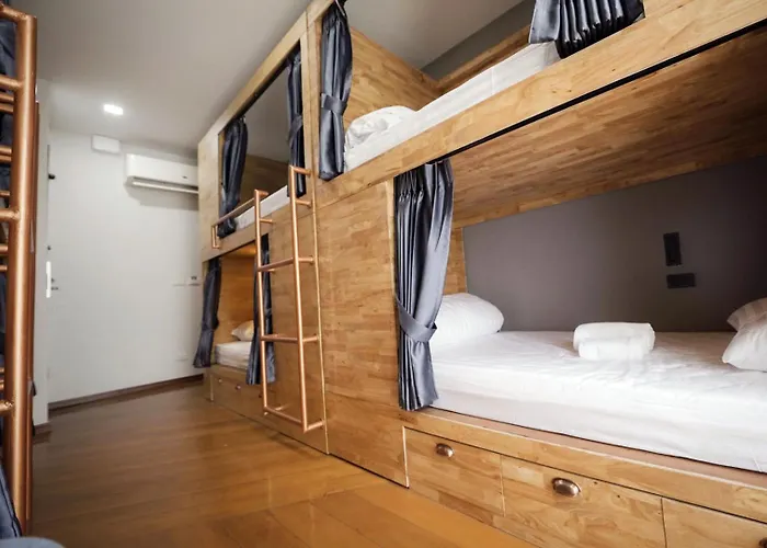 Hostel Poshtel 56 *